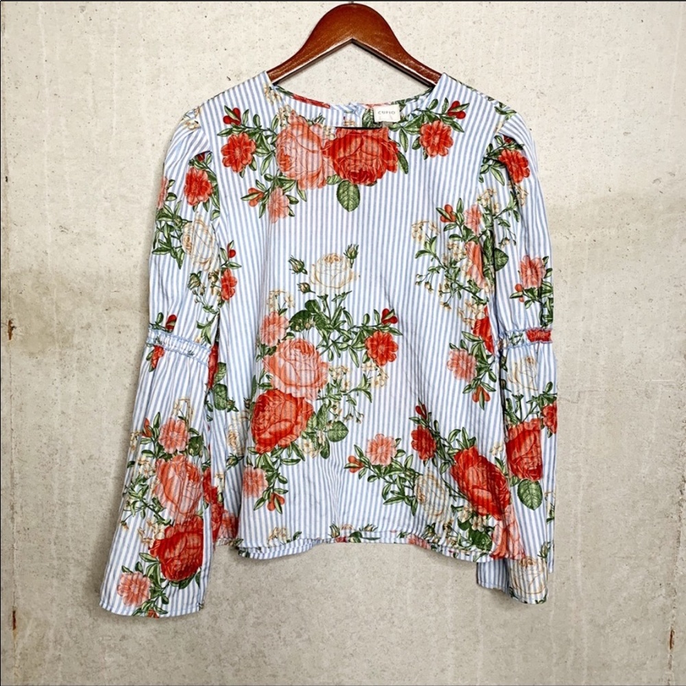 Cupio floral flared sleeve top size large